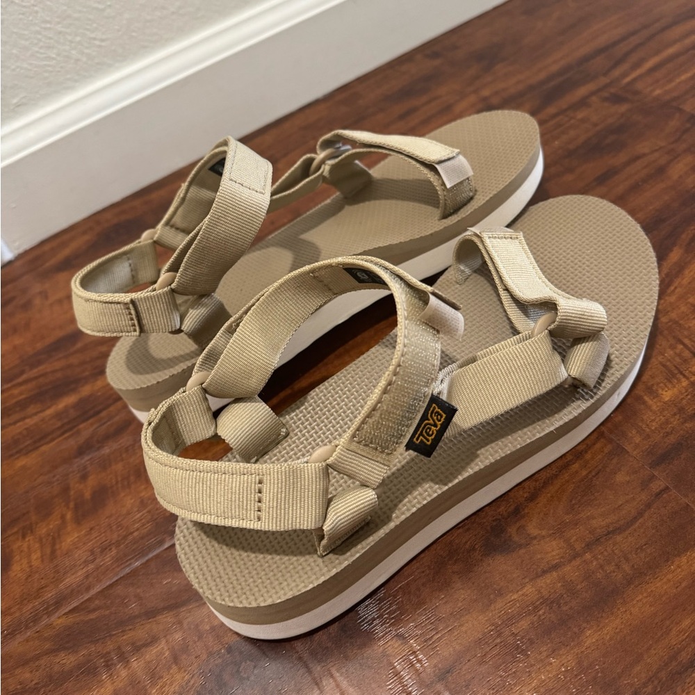 Teva beige midform universal sandals